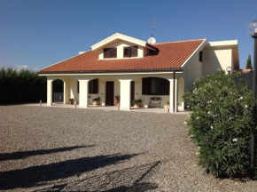 B&W Villa - Private Swimming Pool - Near to the beach